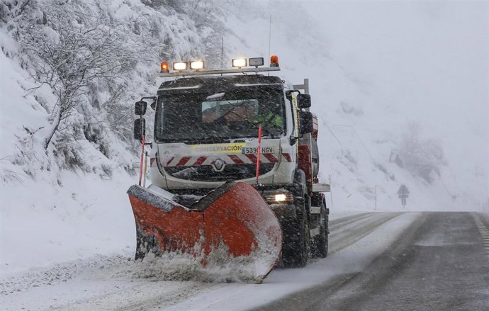 Imagen de archivo de una quitanieves en una carretera nevada.