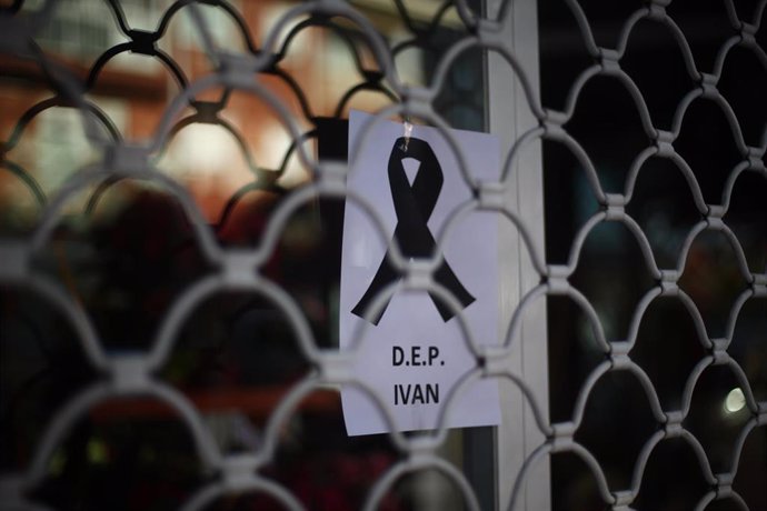 Verjas con crespón negro en apoyo al joven asesinado en la localidad en una de las calles de Velilla de San Antonio