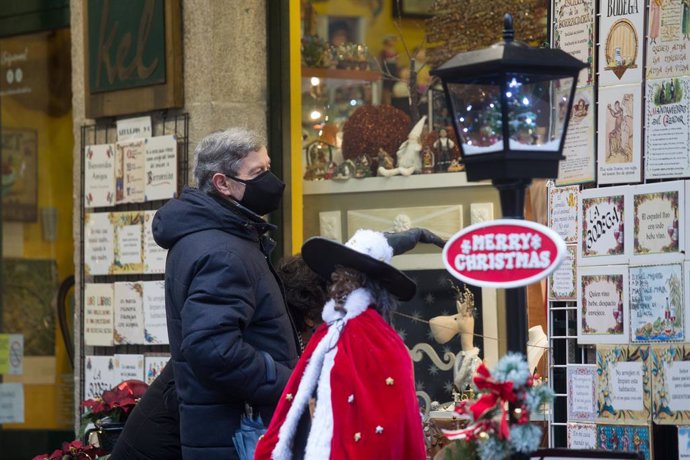 Un hombre observa un escaparate navideño en Lugo, tras el levantamiento del cierre perimetral de la ciudad, en Lugo, Galicia (España), a 30 de diciembre de 2020.  Lugo y Ourense serán las dos únicas urbes gallegas sin cierre perimetral en Fin de Año, de