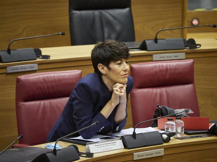 La consejera de Economía y Hacienda del Gobierno foral, Elma Saiz, durante un pleno en el Parlamento de Navarra 