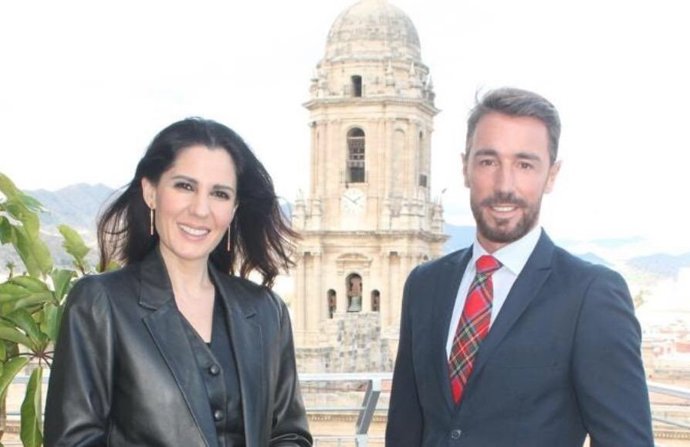 La RTV municipal  ofrecerá por primera vez en directo las campanadas de Fin de Año desde la terraza del AC Málaga Palacio, presentadas por Diana Navarro y Santi Souviron