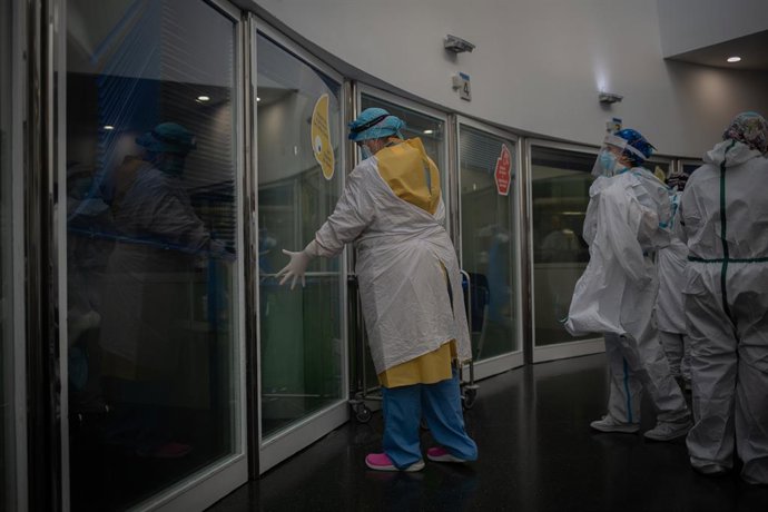 Treballadors sanitaris protegits en l'Unitat de Vigilncia intensiva ?UCI- de l'Hospital del Mar, a Barcelona