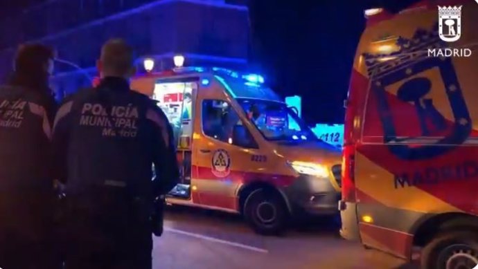 Un hombre de 44 años sufre quemaduras de segundo grado tras un incendio en el viaducto donde dormía y es atendido por Emergencias Madrid