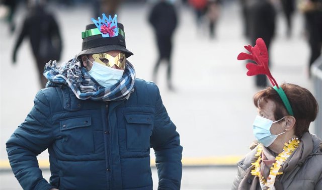 Dos paseantes en Navidad