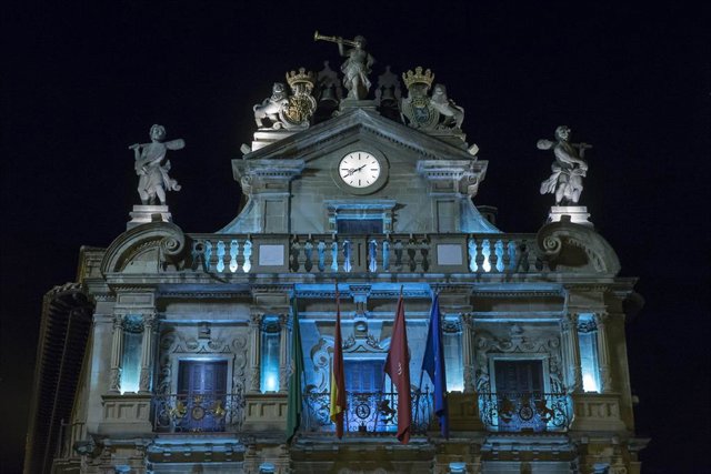 La fachada del Ayuntamiento de Pamplona iluminada de azul