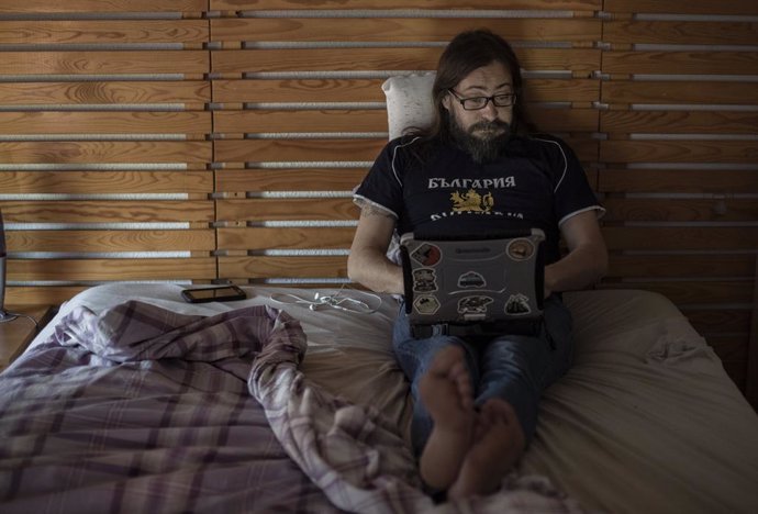 Raul Sainz-Ezkerra teletrabajando desde su casa con un portátil, en Madrid (España), a 11 de septiembre de 2020. Gobierno y Sindicatos se reunieron ayer para negociar el teletrabajo en la Administración, mientras que para la nueva Ley de trabajo a dista