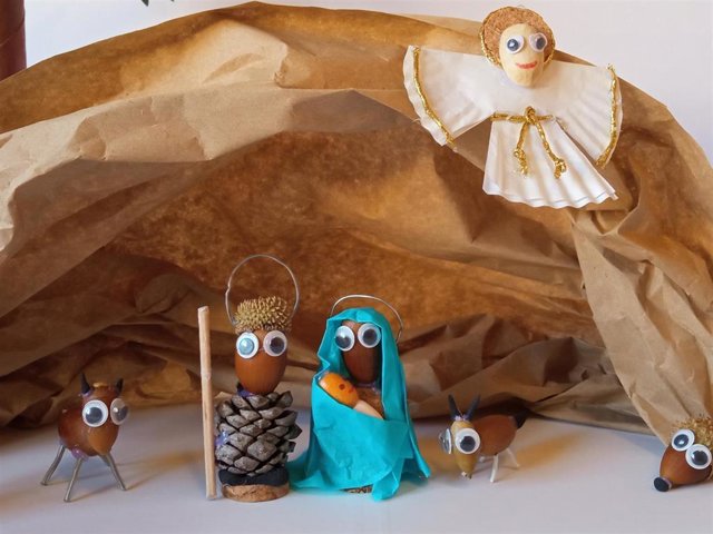 Detalles del belén realizado por los participantes en la actividad Conectados en el Salzillo