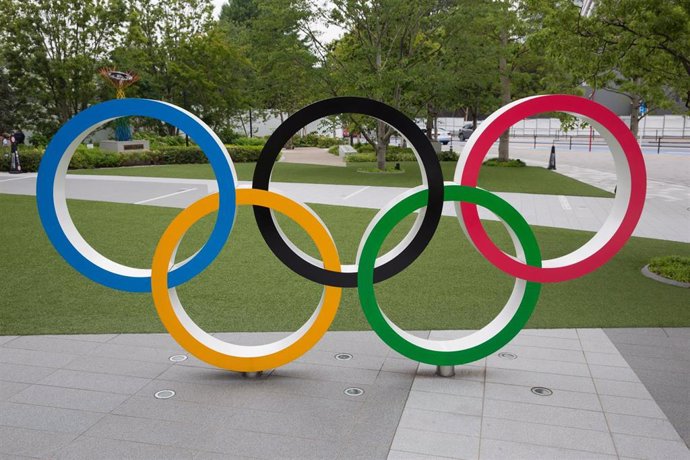 Los aros olímpicos en frente del Museo Olímpico de Tokio