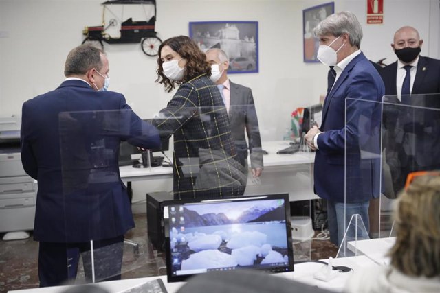 La presidenta de la Comunidad de Madrid, Isabel Díaz Ayuso, visita a la sede de la Asociación Gremial de Auto-Taxi de Madrid, acompañada del consejero de Transportes, Movilidad e Infraestructuras, Ángel Garrido.