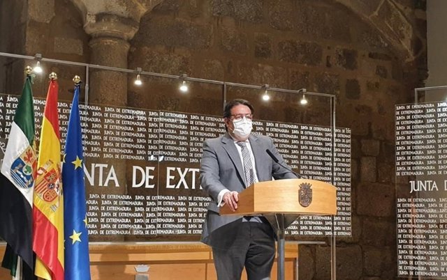 El vicepresidente segundo y consejero de Sanidad y Servicios Sociales, José María Vergeles, en rueda de prensa tras el Consejo de Gobierno extraordinario de la Junta de Extremadura para abordar medidas frente a la Covid-19