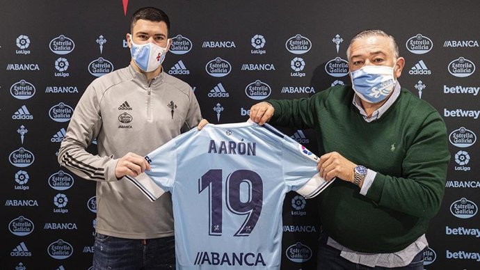 Aarón Martín posa con la camiseta del Celta