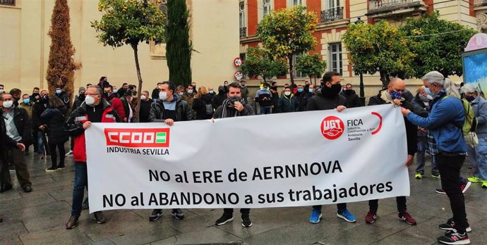 Concentración en protesta por los despidos de Aernnova