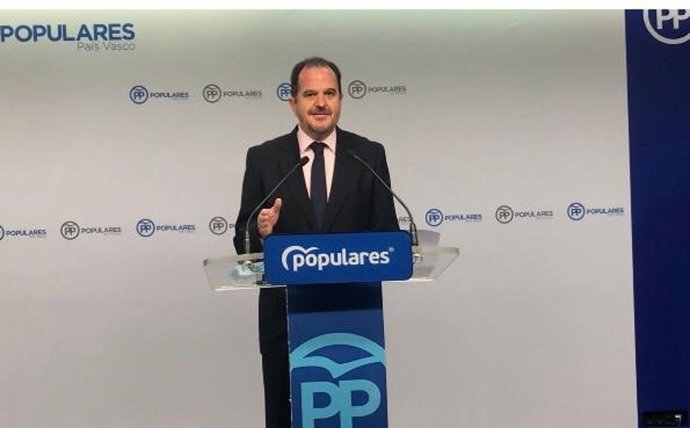 El presidente del PP vasco, Carlos Iturgaiz, en una rueda de prensa en Bilbao.