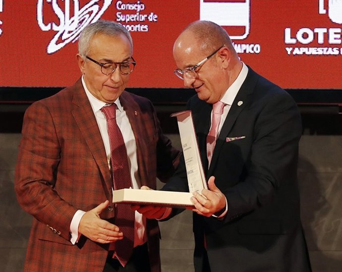 Alejandro Blanco recibe la placa de oro de la RFEP de manos de su presidente, Carmelo Paniagua