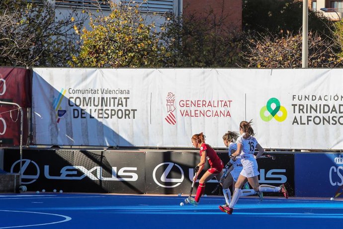 Las selecciones femeninas de hockey de España y Bélgica jugando un amistoso