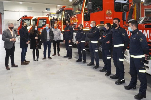 El presidente de la Diputación de Valladolid, Conrado Íscar, y el alcalde de Arroyo, Sarbelio Fernández, visitan el nuevo parque provincial de bomberos situado en la localidad.