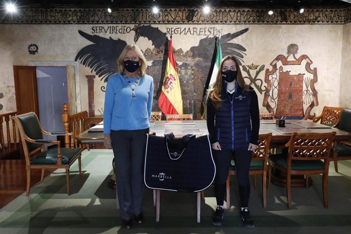 La alcaldesa de Marbella (Málaga), Ángeles Muñoz, y la jinete Marta Mesa