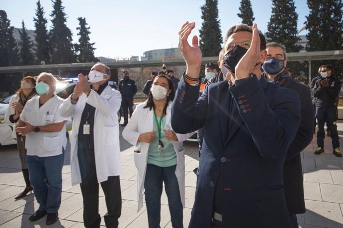 El alcalde de Granada, en el acto de homenaje a los sanitarios
