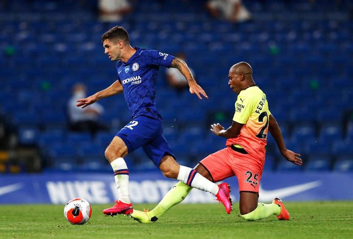 Pulisic se marcha de Fernandinho en el Chelsea-Manchester City de la Premier 2019-2020