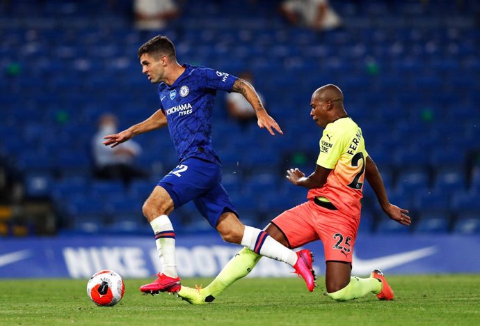 25 June 2020, England, London: Chelsea's Christian Pulisic (L) and Manchester City's Fernandinho battle for the ball during the English Premier League soccer match between Chelsea and Manchester City at Stamford Bridge. Photo: Adrian Dennis/PA Wire/dpa