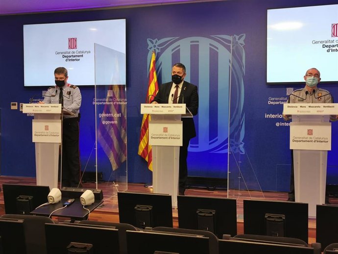 El conseller de Interior, Miquel Smper, este jueves en rueda de prensa junto al comisario de Mossos David Boneta y al subdirector de Protección Civil, Sergio Delgado