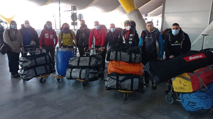 Foto de la expedición de Alex Txikon antes de partir desde Madrid