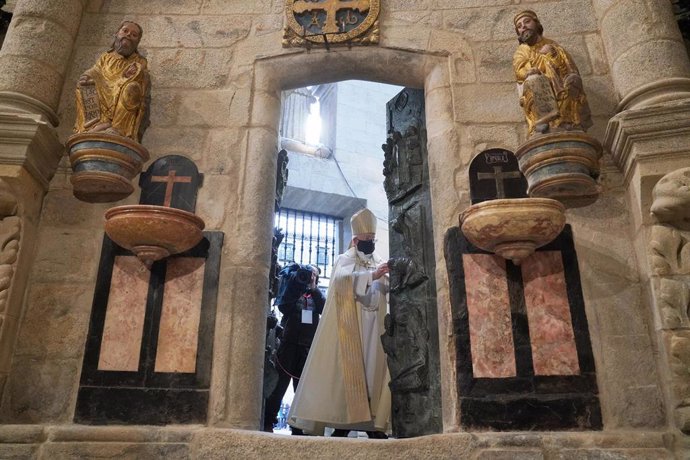 El Arzobispo De Santiago, don Julián Barrio, durante el acto solemne de apertura de la Puerta Santa de la Catedral de Santiago, que da inicio al Año Santo 2021, en Santiago de Compostela.