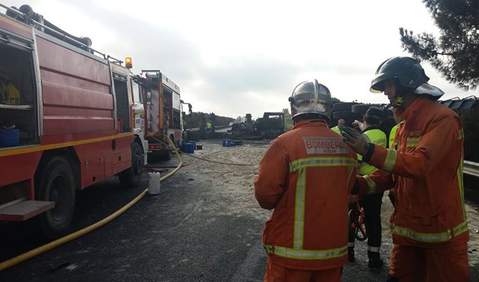 Muere un camionero de 61 años tras caer por un desnivel.