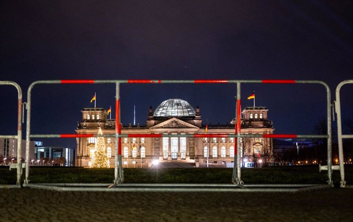 31 December 2020, Berlin: Barriers can be seen in front of the Reichstag building at the empty government district. Photo: Christophe Gateau/dpa