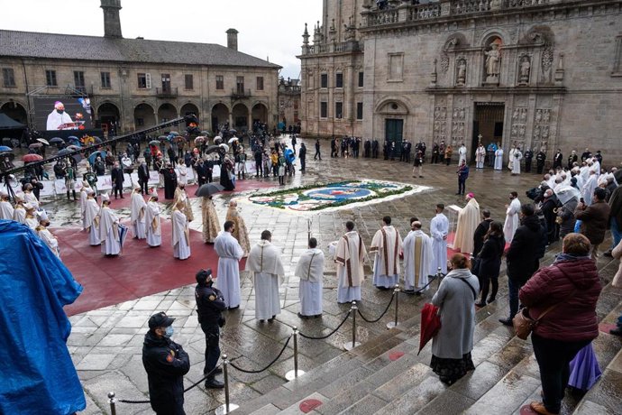 Autoridades políticas y religiosas durante el acto solemne de apertura de la Puerta Santa de la Catedral de Santiago, que da inicio al Año Santo 2021, en Santiago de Compostela