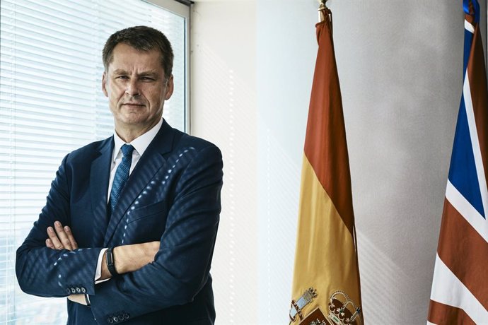 El embajador del Reino Unido en España, Hugh Elliot, posa tras una entrevista para Europa Press en Madrid (España), a 28 de julio de 2020.