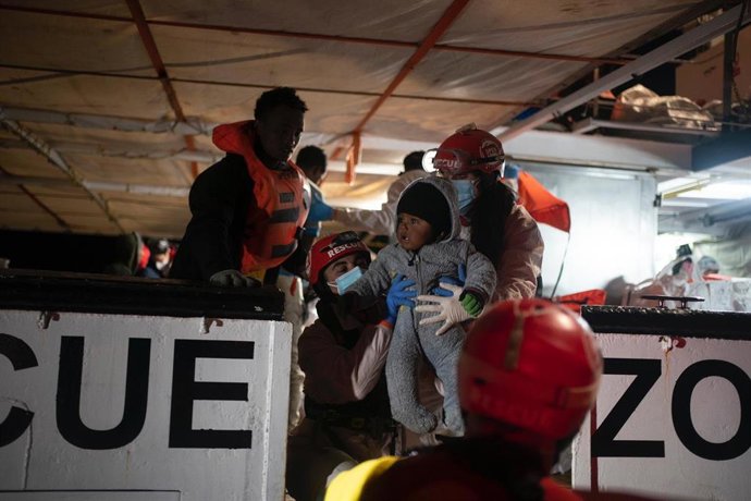 El fundador de Open Arms, Oscar Camps, anuncia el rescate de 160 personas que navegaban "a muchas millas de ninguna parte" en aguas internacionales.