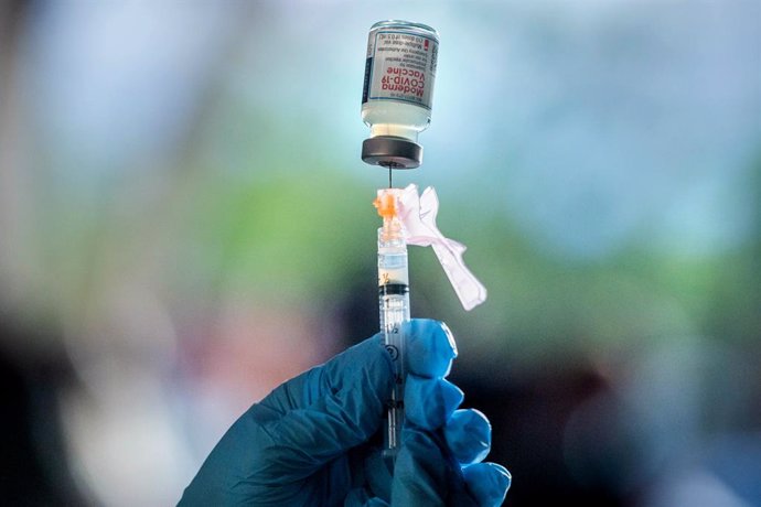 28 December 2020, US, Pasadena: A member of Pasadena Public Heath Department  fills a syringe with Pfizer/Biontech's Coronavirus vaccine before the start of the vaccination campaign at Fire Station 36. Photo: Sarah Reingewirtz/Orange County Register via