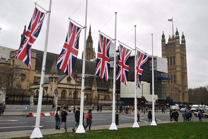 Banderas británicas junto al Parlamento en Londres