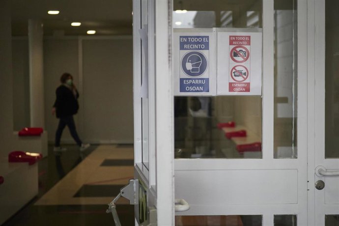 Indicaciones de salud en un espacio de Refena donde profesionales sociosanitarios han recibido la vacuna contra la COVID-19, en Pamplona, Navarra (España), a 29 de diciembre de 2020