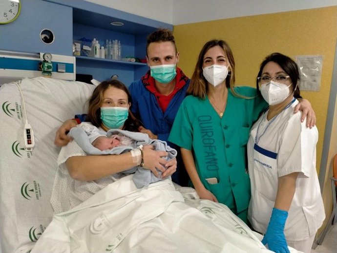 Chiara Luna, el primer bebé andaluz de 2021, nace en el Materno Infantil de Málaga a las 00,00 horas.