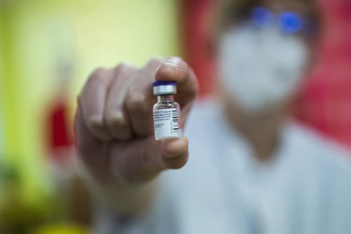 Una enfermera con un vial de la vacuna de Pfizer/BioNTech