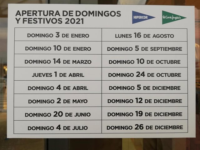 Calendario de los domingos y festivos de apertura en 2021 que se puede ver en un centro comercial de Valladolid
