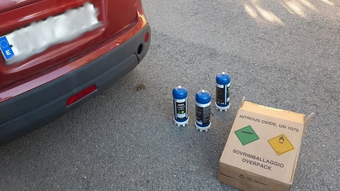 Gas de la risa intervenido al presunto organizador de una fiesta ilegal en Ibiza.