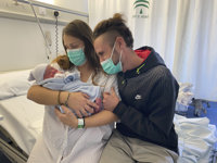 Tres niños nacen en Cataluña, Andalucía y C-LM en plenas campanadas y comparten el título de primer bebé de 2021