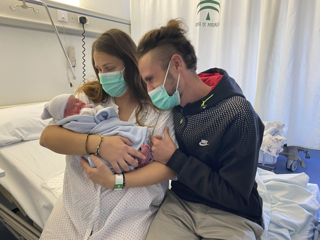 Chiara Luna, nacida con el sonido de las campanadas, primer bebé de 2021 en Málaga