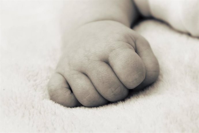 Imagen de archivo de una mano de bebé recién nacido