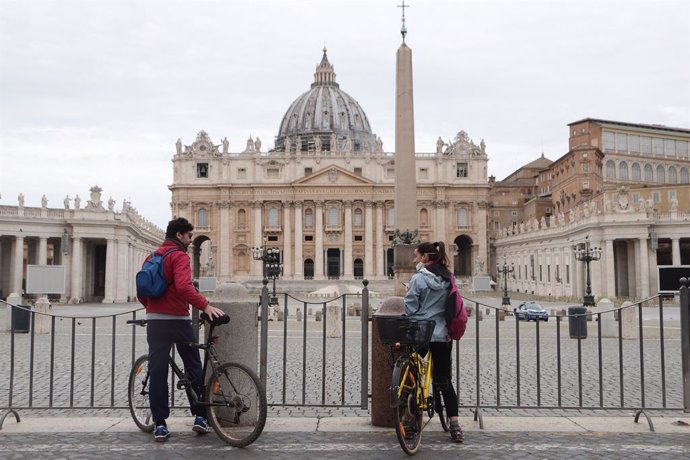 10 May 2020, Vatican, Vatican City: Cyclists stand in front of St. Peter's Basilica, while measures to contain the coronavirus pandemic are slowly being eased nationwide. Photo: Evandro Inetti/ZUMA Wire/dpa
