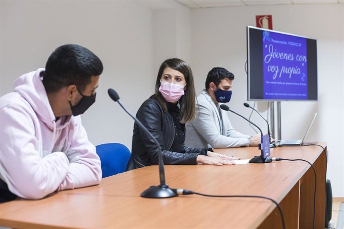 La diputada delegada de Bienestar Social, Ángeles Martínez, presenta el vídeoclip 'Jóvenes con voz propia' realizado por la Asociación Ítaca