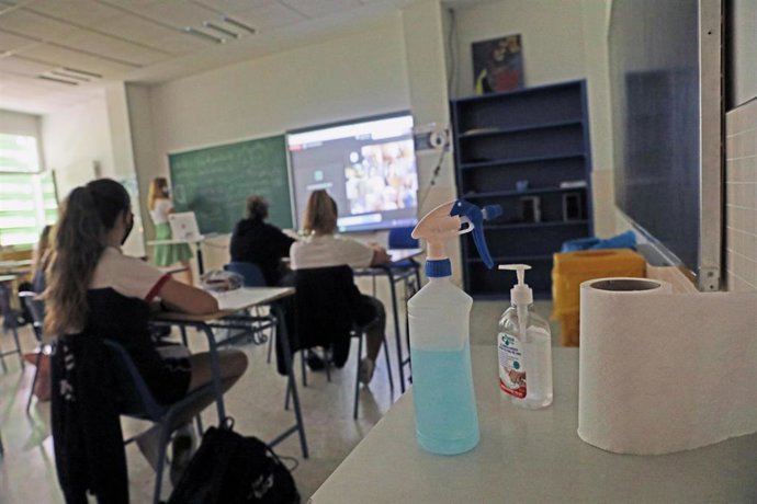 Productos desinfectantes colocados en los pupitres desde donde los alumnos atienden a las clases semipresenciales impartidas en el Colegio Ábaco, en Madrid (España), a 17 de septiembre de 2020. El Colegio Ábaco es de carácter privado y concertado y es u