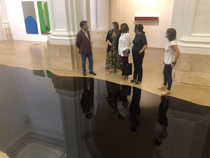 Imagen de la visita de la consejera de Educación y Cultura, Esperanza Moreno, a la exposición Chromotopia del artista Ranier Splitt en la Sala Verónicas