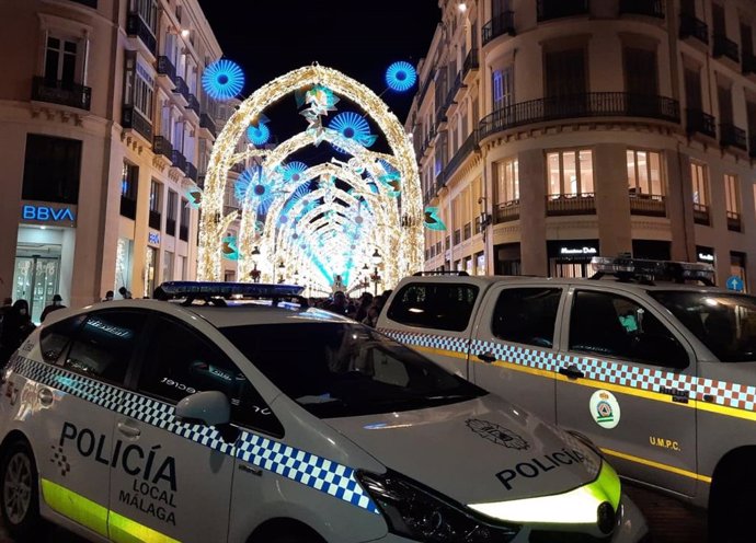 Coche de Policía Local de Málaga en calle Larios en Navidad