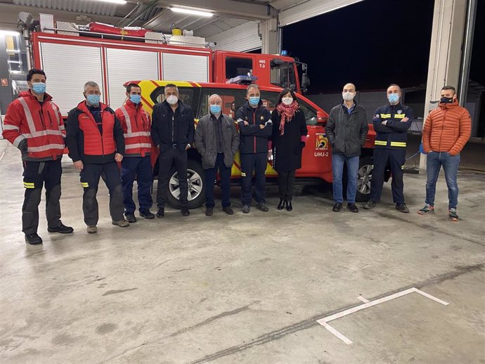 Visita de Miguel Gracia al parque bomberos de Benabarre.