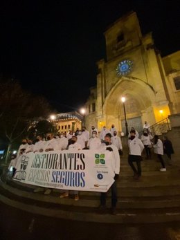 Medio centenar de cocineros se toman las uvas ante a la Catedral de Albacete para reivindicar la seguridad en el sector