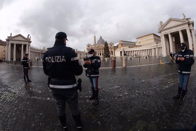 25 December 2020, Vatican, Vatican City: Police officers stand at the empty St. Peter's Square as Pope Francis delivers his Christmas message and gives the papal blessing "Urbi et Orbi" from the Hall of the Apostolic Palace. Photo: Evandro Inetti/ZUMA W